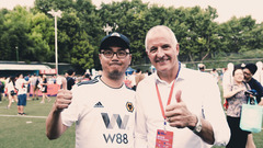 Wolves Chinese super fan Yang meets Steve Bull before the Premier League Asia Trophy final!