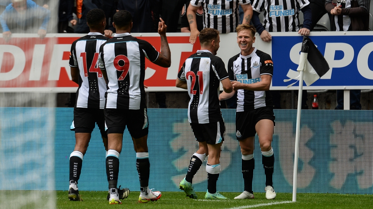 Newcastle United Zoom Army Matt Ritchie On Sausage Roll Shinpads And Head Slaps