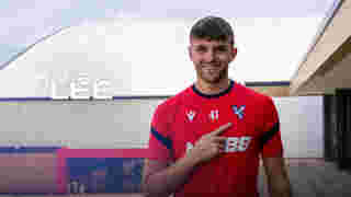 Harry Lee Signs!