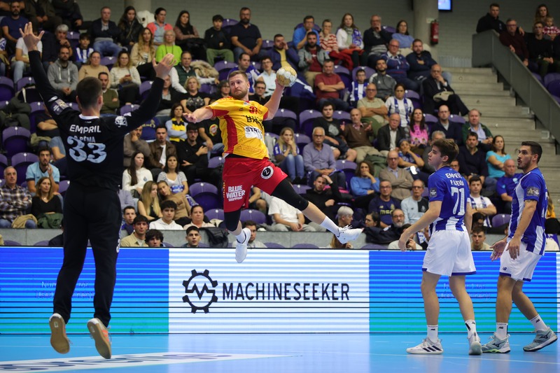 KOCAELI, TURQUIA - 11 DE FEVEREIRO DE 2017: Jogadores Na Ação Durante A  Harmonia Do Handball Da Liga Dos Campeões De VELUX EHF Entre O GH De  Besiktas MOGAZ E Dinamo Bucuresti.